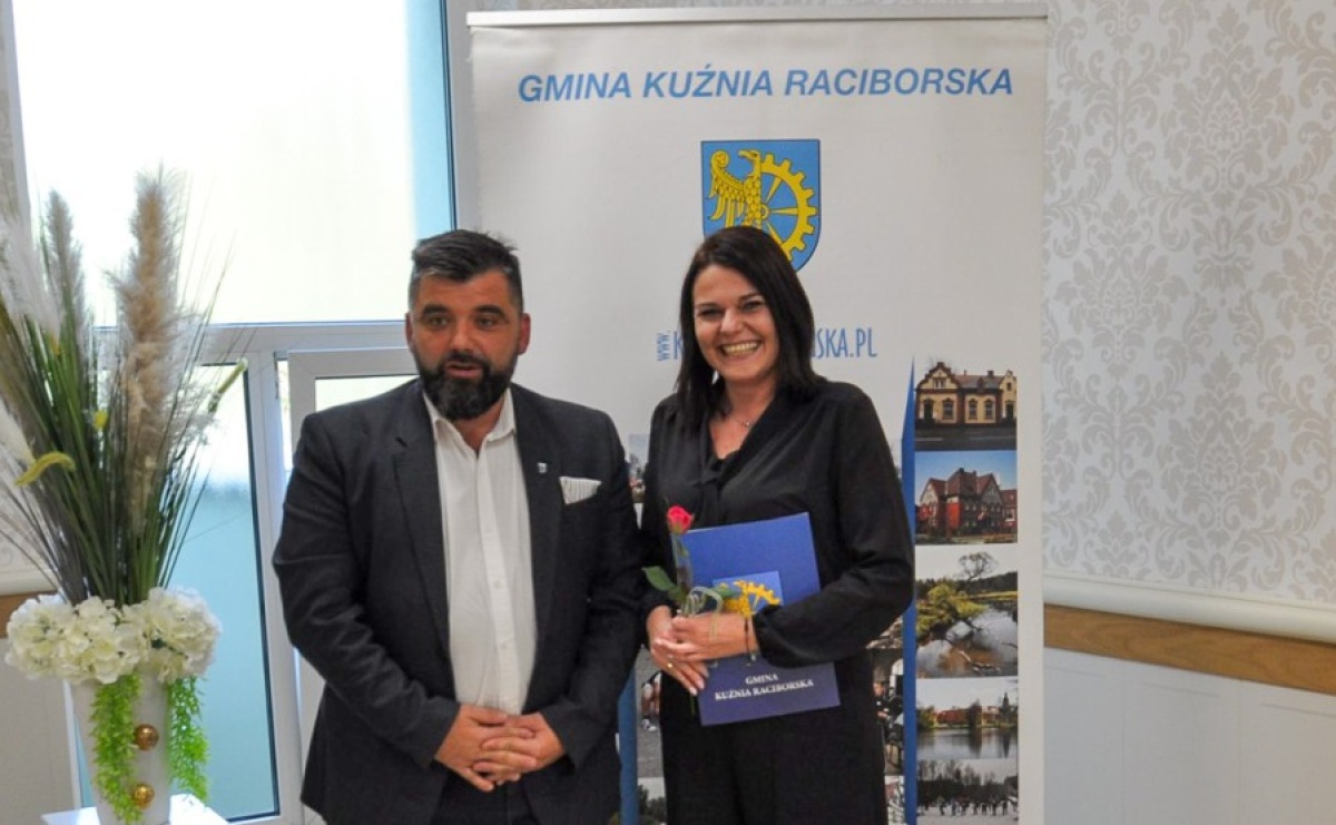 Wręczenie nagród Burmistrza i aktów mianowania w Kuźni Raciborskiej. Uroczystość z okazji Dnia Edukacji Narodowej - Serwis informacyjny z Raciborza - naszraciborz.pl