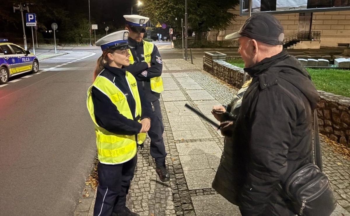 Policjanci rozdawali odblaski na ulicach Raciborza - Serwis informacyjny z Raciborza - naszraciborz.pl