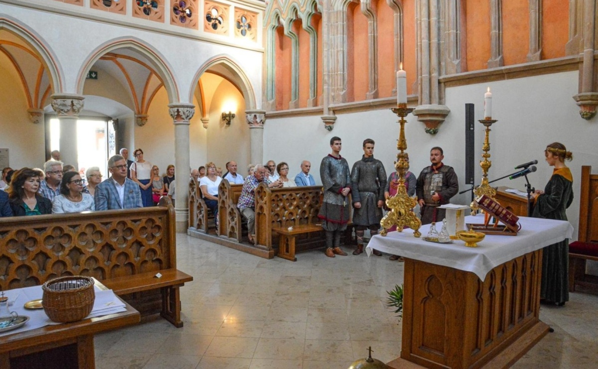 Niedzielna Msza św. w zamkowej kaplicy w intencji hodowców i miłośników koni - Serwis informacyjny z Raciborza - naszraciborz.pl