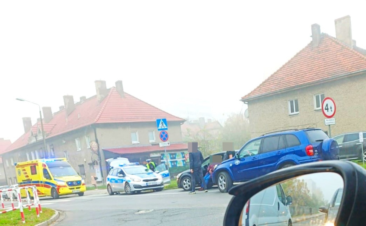 Toyota i volvo zderzyły się na skrzyżowaniu Ocickiej z Mariańską - Serwis informacyjny z Raciborza - naszraciborz.pl