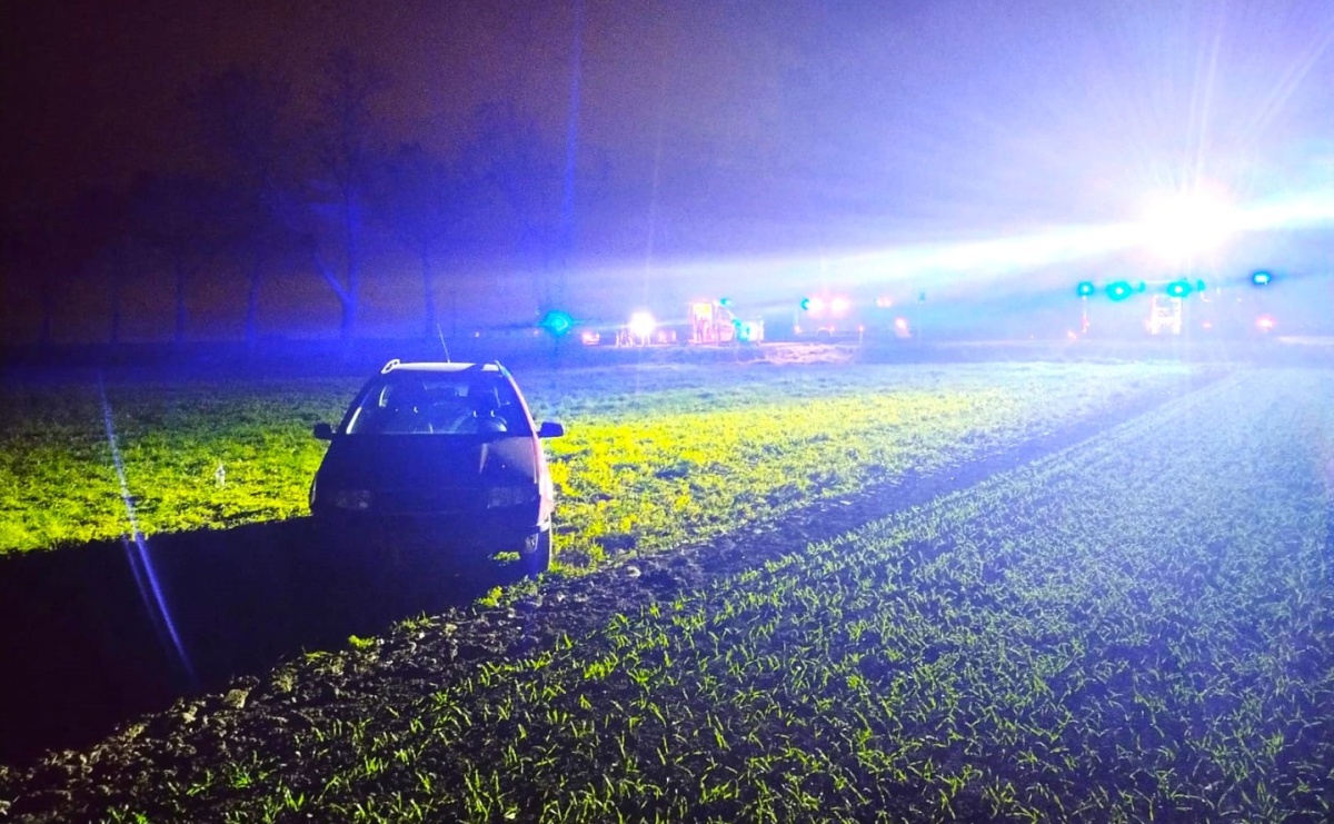 Skoda wypadła z jezdni w Żerdzinach - Serwis informacyjny z Raciborza - naszraciborz.pl