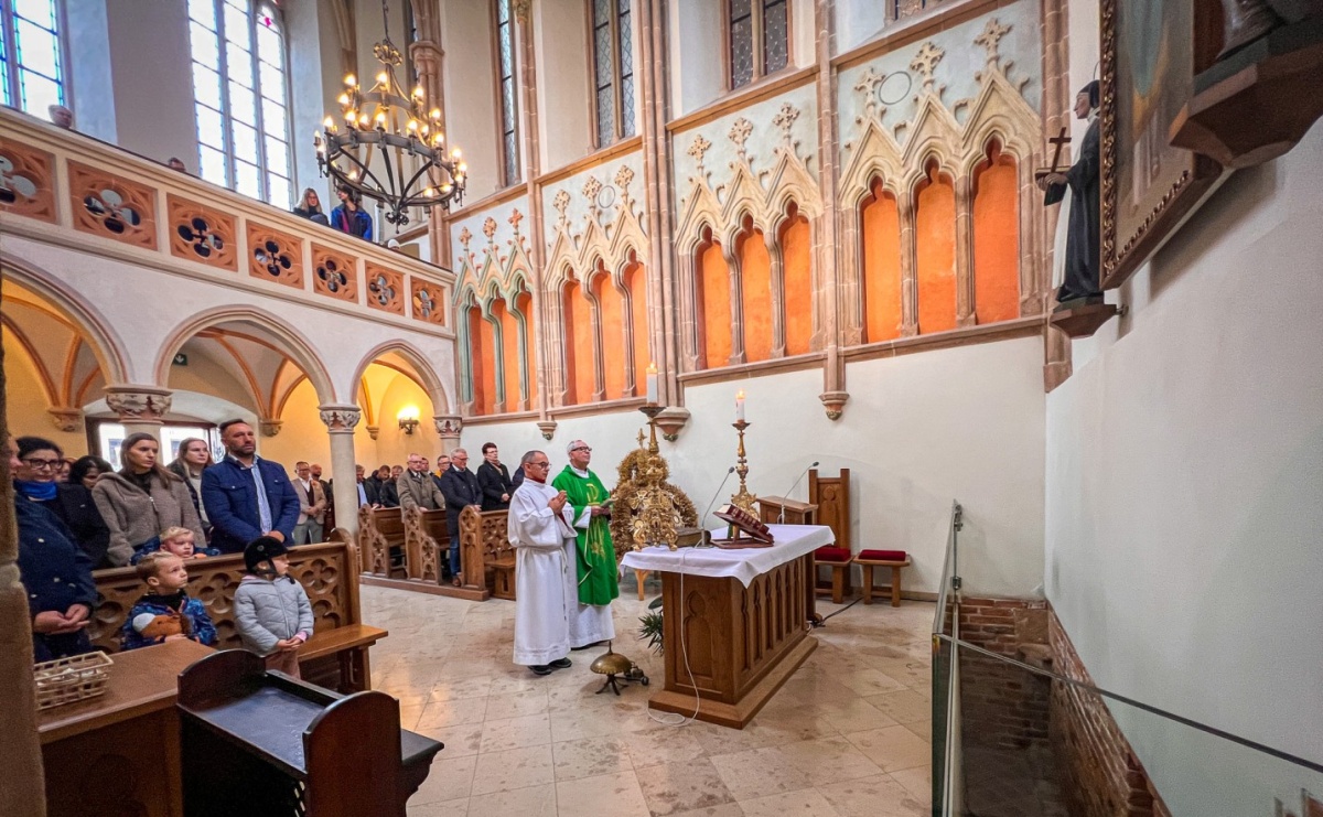 Hodowcy i miłośnicy koni uczestniczyli w mszy św. na Zamku Piastowskim w Raciborzu - Serwis informacyjny z Raciborza - naszraciborz.pl