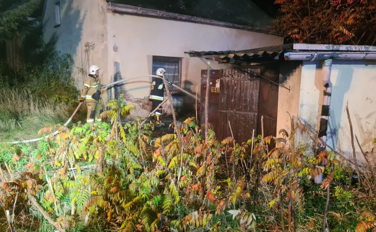 Pożar gałęzi w Borucinie. Ogień stanowił zagrożenie dla budynku mieszkalnego - Serwis informacyjny z Raciborza - naszraciborz.pl