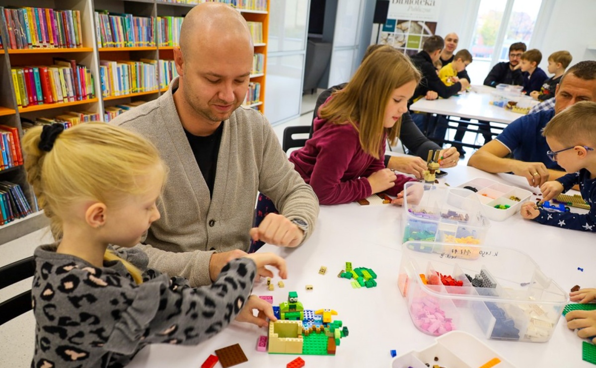 Kreatywna zabawa z klockami LEGO w Klubie Ojca - Serwis informacyjny z Raciborza - naszraciborz.pl