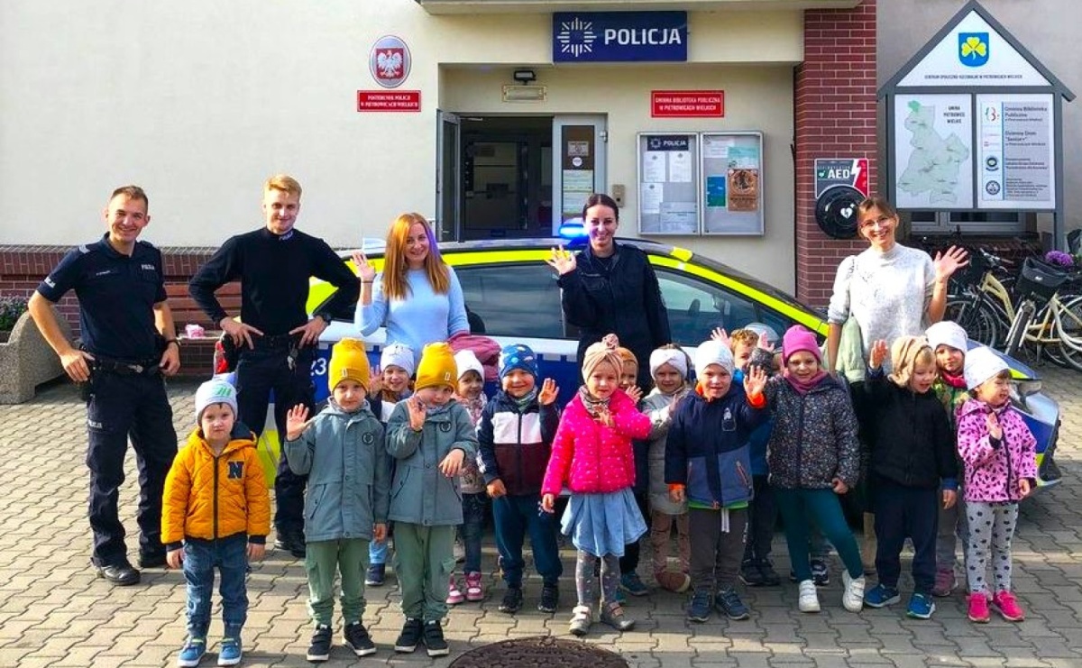 Przedszkolaki odwiedziły policjantów w Pietrowicach Wielkich - Serwis informacyjny z Raciborza - naszraciborz.pl