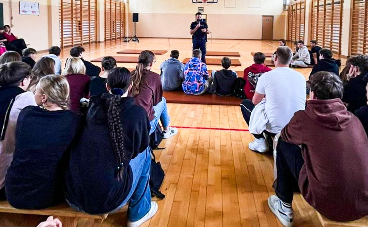 Policja podpowiada jak radzić sobie z hejtem. Warsztaty w II LO - Serwis informacyjny z Raciborza - naszraciborz.pl