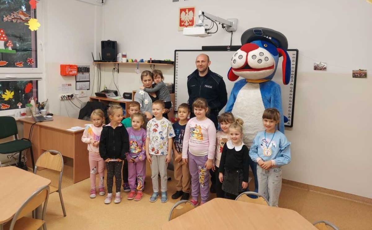Policjanci odwiedzili przedszkole w Kornowacu - Serwis informacyjny z Raciborza - naszraciborz.pl