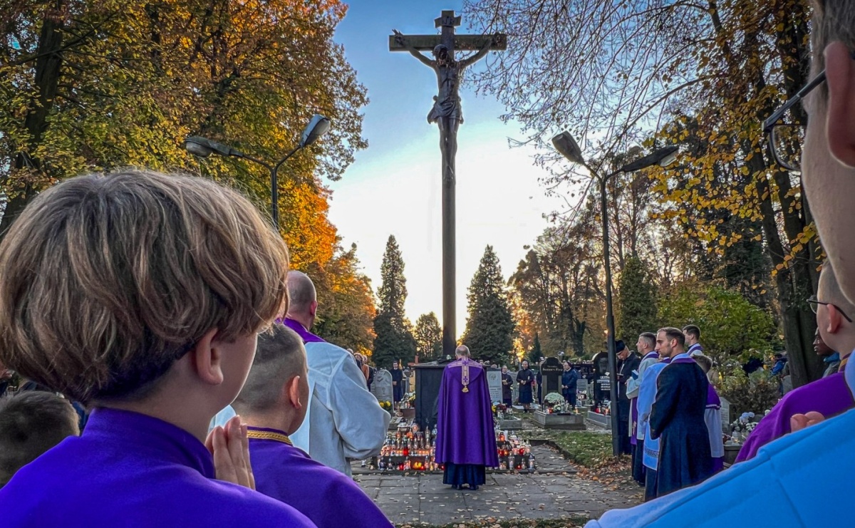 Nieszpory i procesja na cmentarzu Jeruzalem [FOTO i WIDEO] - Serwis informacyjny z Raciborza - naszraciborz.pl