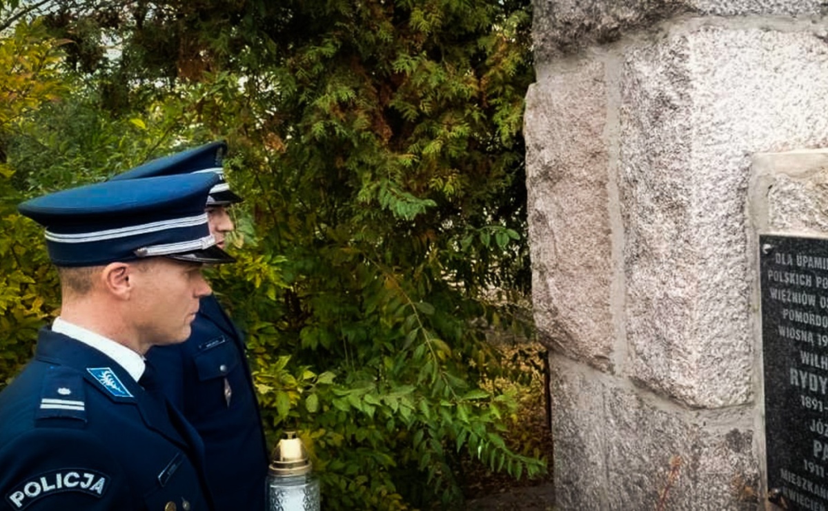 Komendaci pamiętają o poległych policjantach. Prawnuk zapalił znicz ofierze Stalina - Serwis informacyjny z Raciborza - naszraciborz.pl