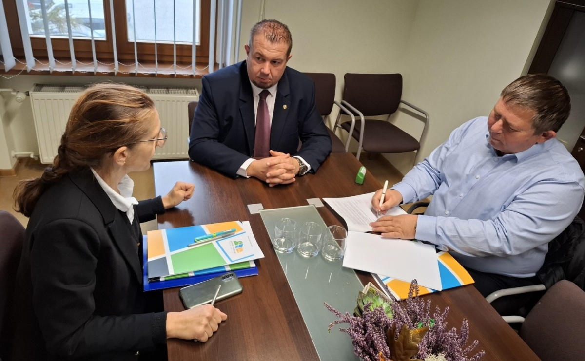 Powiat Raciborski podpisuje umowę na remont chodnika w Zawadzie Książęcej - Serwis informacyjny z Raciborza - naszraciborz.pl