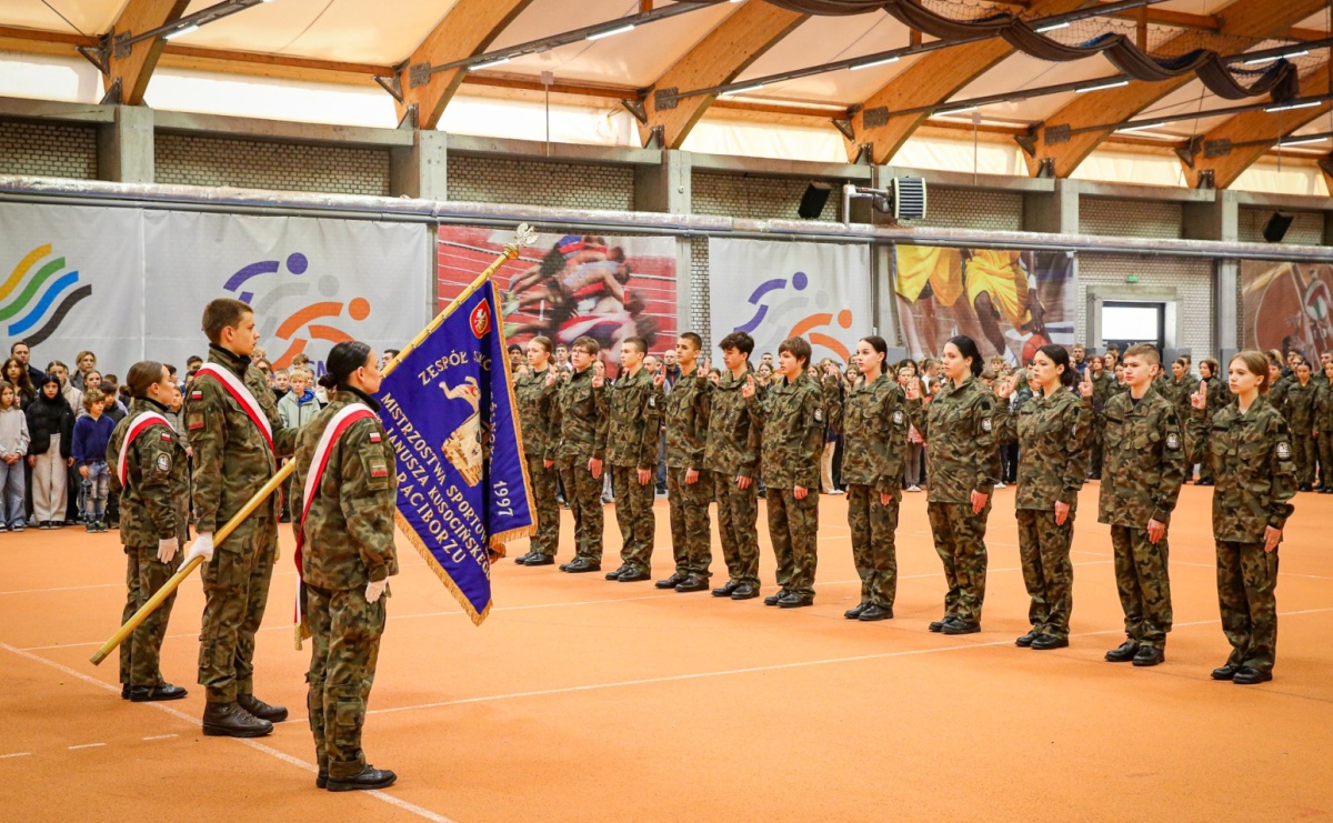 Ślubowanie klasy mundurowej z okazji Święta Niepodległości w ZSOMS Racibórz - Serwis informacyjny z Raciborza - naszraciborz.pl