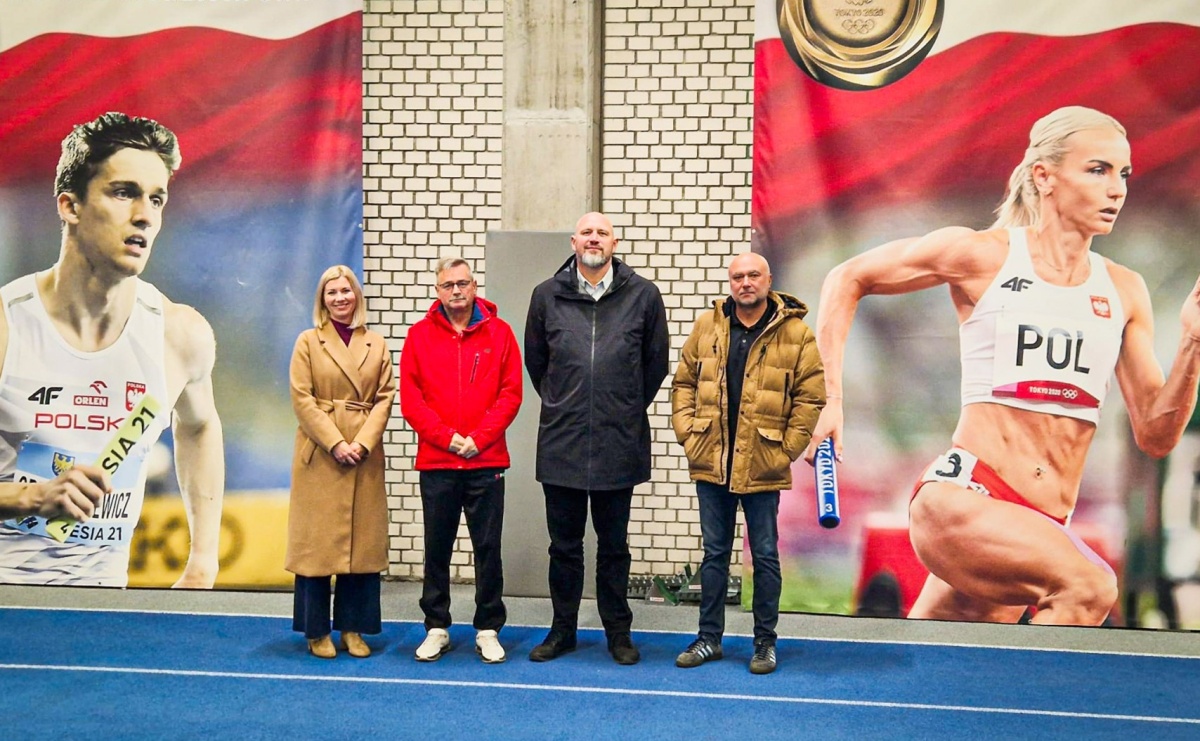 Dwukrotny mistrz olimpijski Tomasz Majewski odwiedził ZSOMS w Raciborzu. Hala sportowa przy Ślaskiej czeka na przebudowę - Serwis informacyjny z Raciborza - naszraciborz.pl