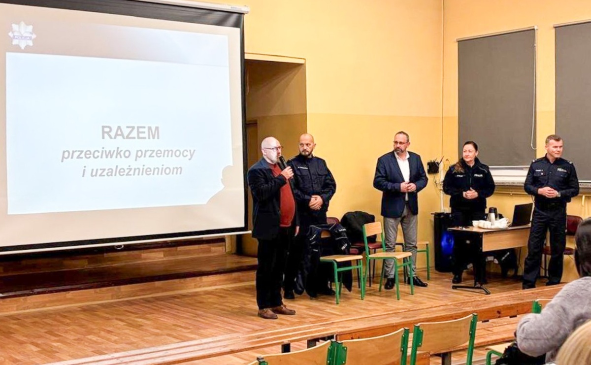 Razem przeciwko przemocy i uzależnieniom. Policjanci rozmawiali z nauczycielami - Serwis informacyjny z Raciborza - naszraciborz.pl