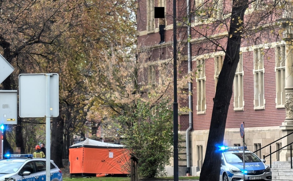 Akcja służb na Wojska Polskiego. Mężczyzna stał na gzymsie budynku sądu i prokuratury - Serwis informacyjny z Raciborza - naszraciborz.pl