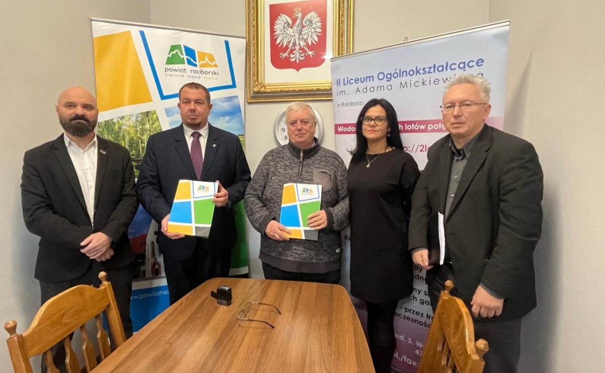 Podpisano umowę na budowę bazy sportowej dla II LO - Serwis informacyjny z Raciborza - naszraciborz.pl