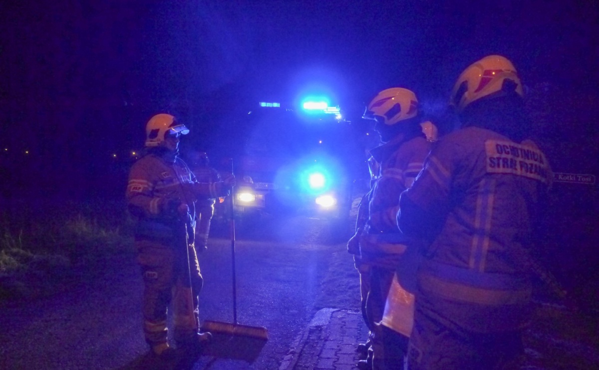 Olej na jezdni na Jabłoniowej w Nędzy [FOTO] - Serwis informacyjny z Raciborza - naszraciborz.pl