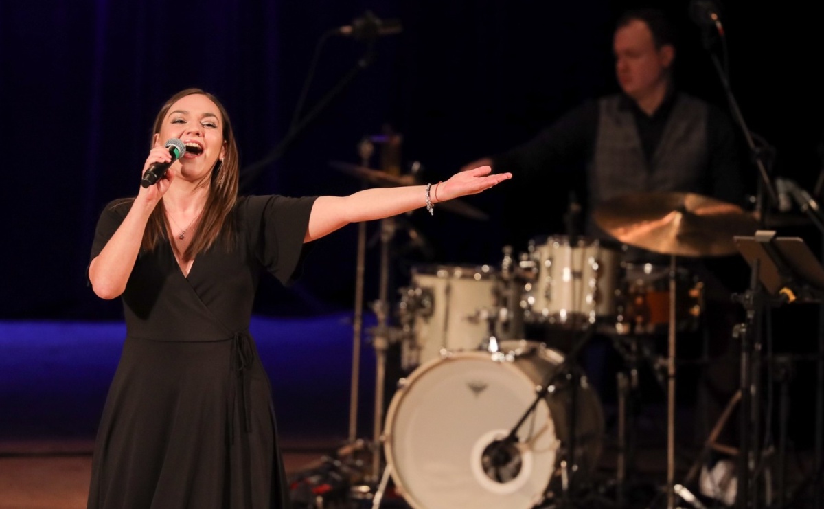 MAMMA MIA: The Best of ABBA - Adrianna Górka i Scena Pod Regałem - Serwis informacyjny z Raciborza - naszraciborz.pl