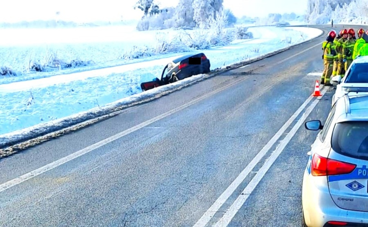 Zderzenie trzech pojazdów w Zabełkowie. BMW wylądowało w rowie - Serwis informacyjny z Raciborza - naszraciborz.pl