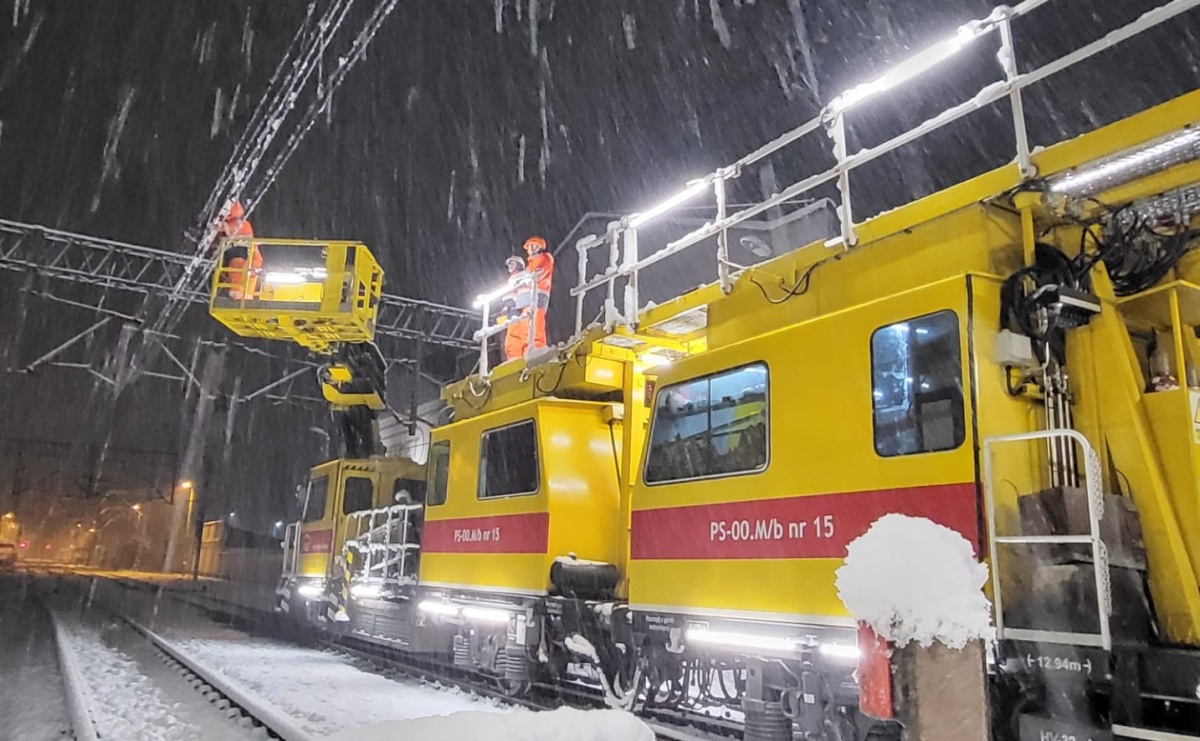 Wkolejone cztery wagony, służby techniczne pracują całą dobę w trudnych warunkach w Kuźni Raciborskiej - Serwis informacyjny z Raciborza - naszraciborz.pl