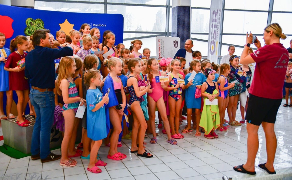 IV Mistrzostwa Raciborza Szkół Podstawowych w pływaniu – sportowa rywalizacja na H2Ostróg zakończona - Serwis informacyjny z Raciborza - naszraciborz.pl