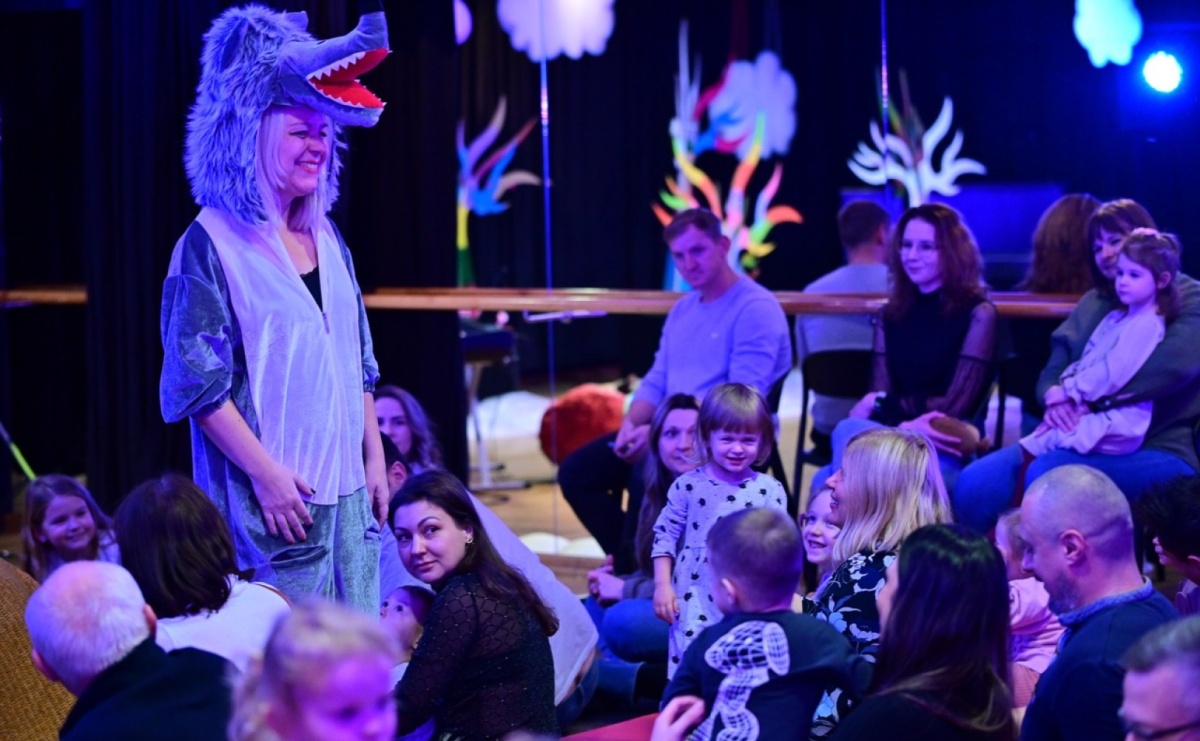 Maluchy w krainie dźwięków. Muzyczna podróż z Trzema Prosiaczkami za nami! - Serwis informacyjny z Raciborza - naszraciborz.pl