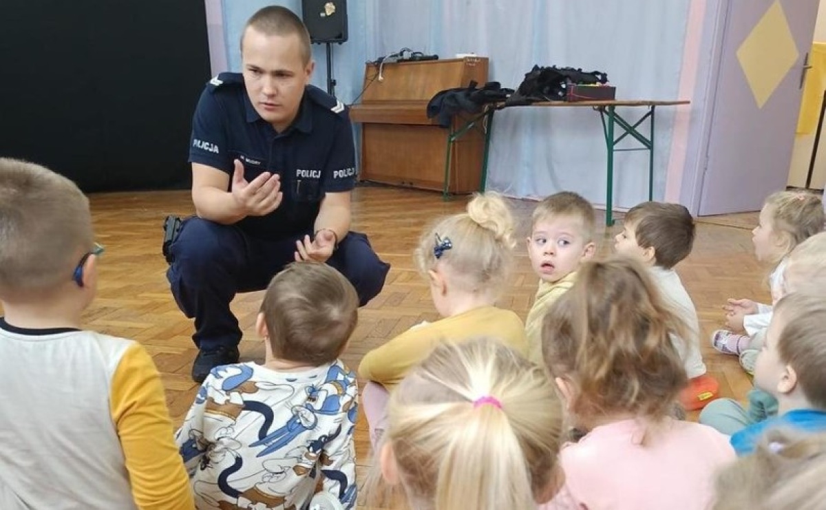 Dzielnicowy z Krzyżanowic z wizytą w przedszkolu - Serwis informacyjny z Raciborza - naszraciborz.pl