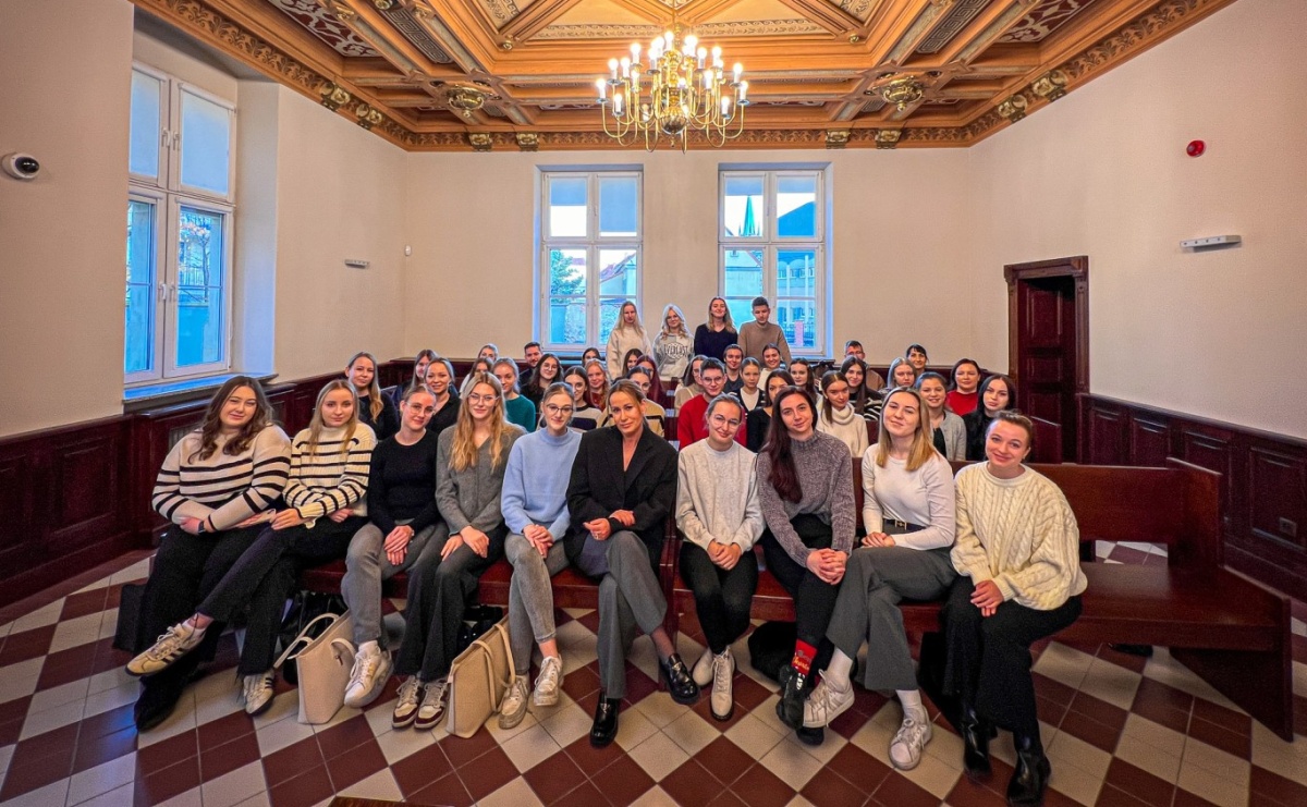 Studenci pielęgniarstwa zgłębiają prawo medyczne w raciborskim sądzie. Zajęcia w praktyce wymiaru sprawiedliwości - Serwis informacyjny z Raciborza - naszraciborz.pl
