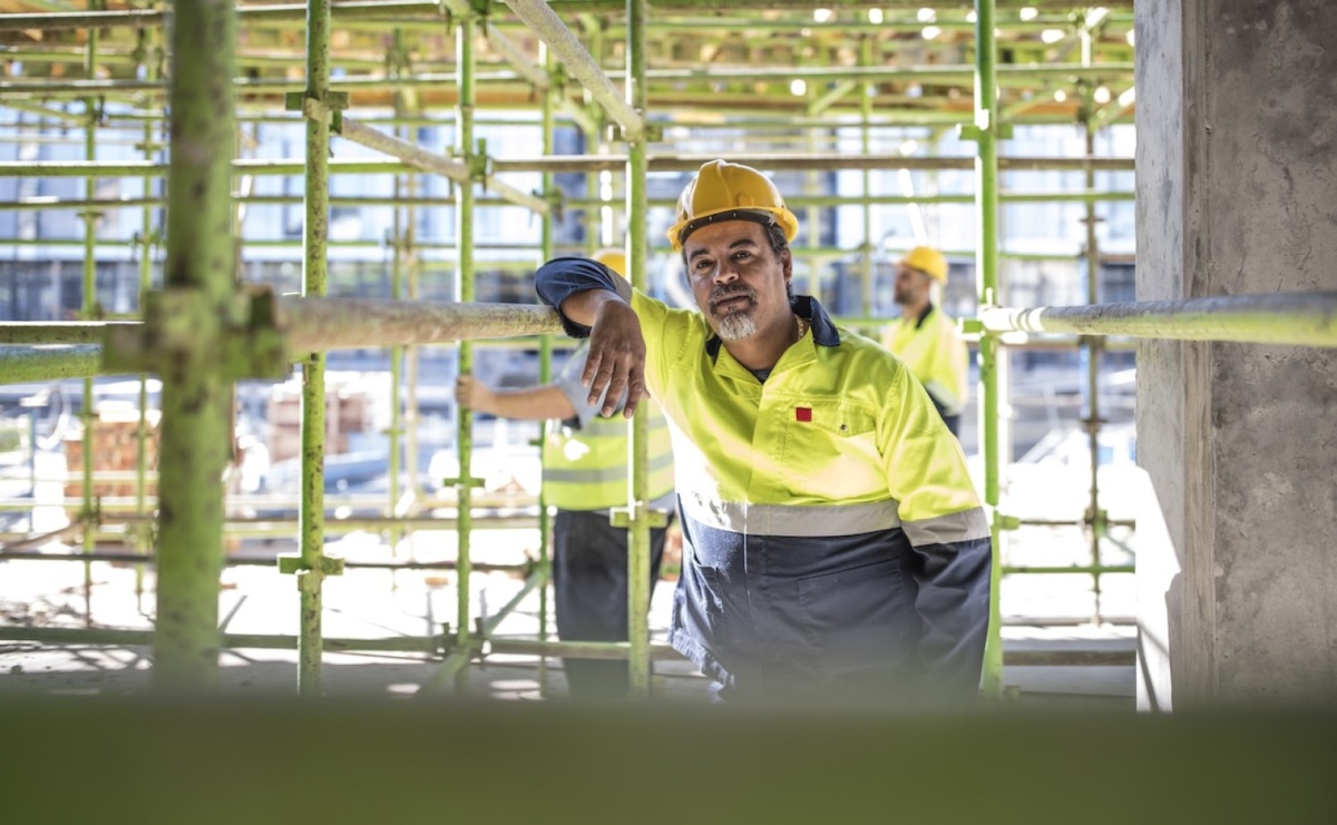 Klasyczne rusztowanie czy podest elewacyjny – co sprawdzi się lepiej na budowie? - Serwis informacyjny z Raciborza - naszraciborz.pl