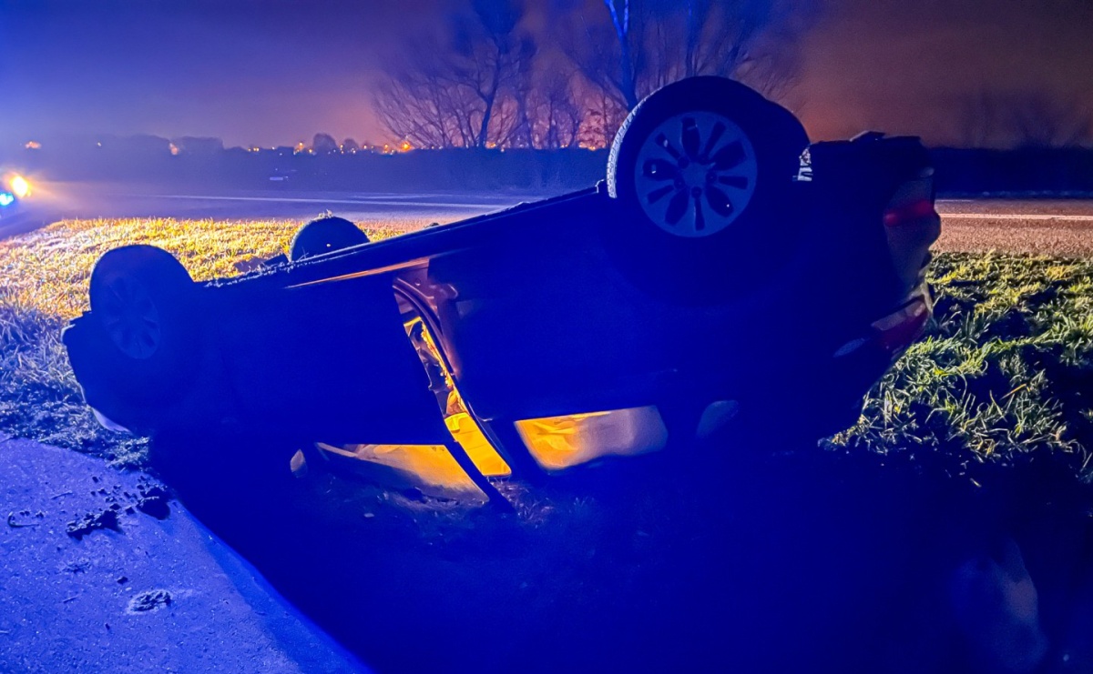 Zderzenie i dachowanie za mostem na Uldze - Serwis informacyjny z Raciborza - naszraciborz.pl
