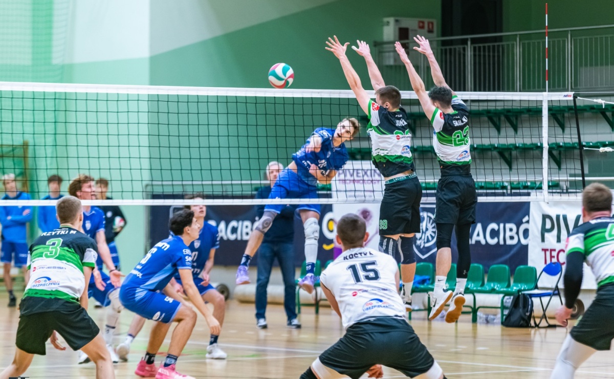 Wyrównany bój w hali przy Łąkowej. KS Racibórz nadal na szczycie [FOTO i WIDEO] - Serwis informacyjny z Raciborza - naszraciborz.pl