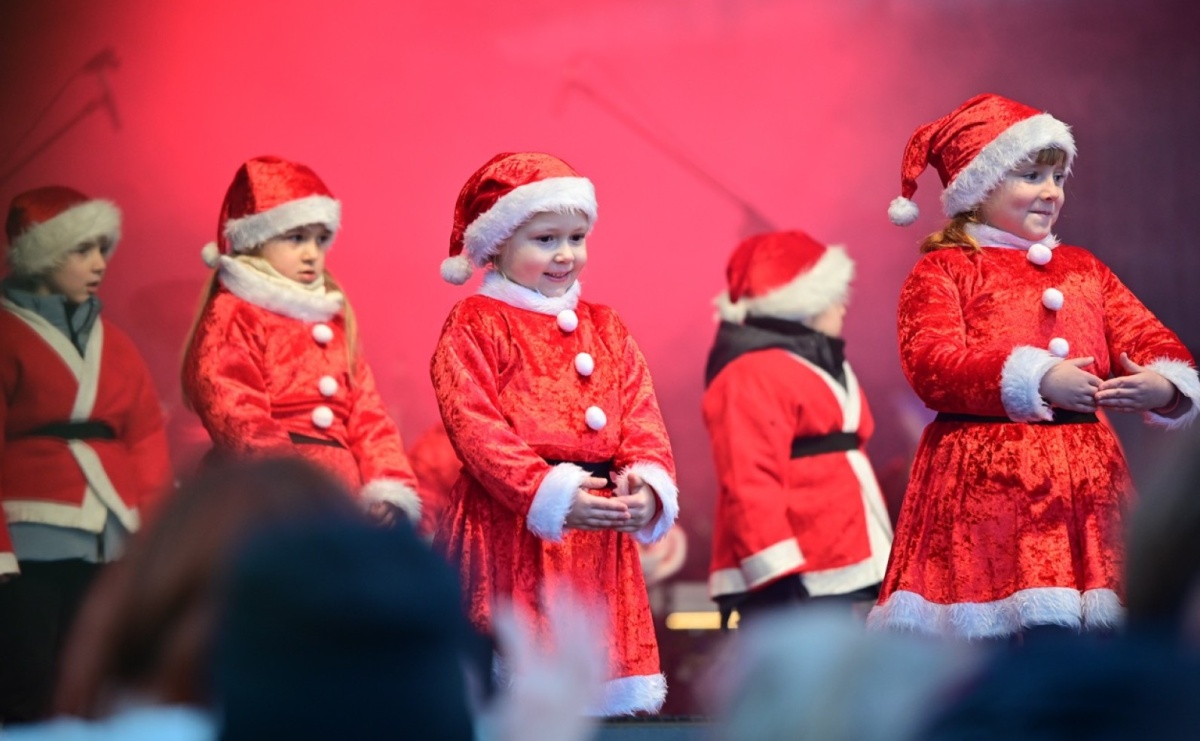 Tłumy na Kiermaszu Bożonarodzeniowym w Pietrowicach Wielkich [FOTO i WIDEO] - Serwis informacyjny z Raciborza - naszraciborz.pl
