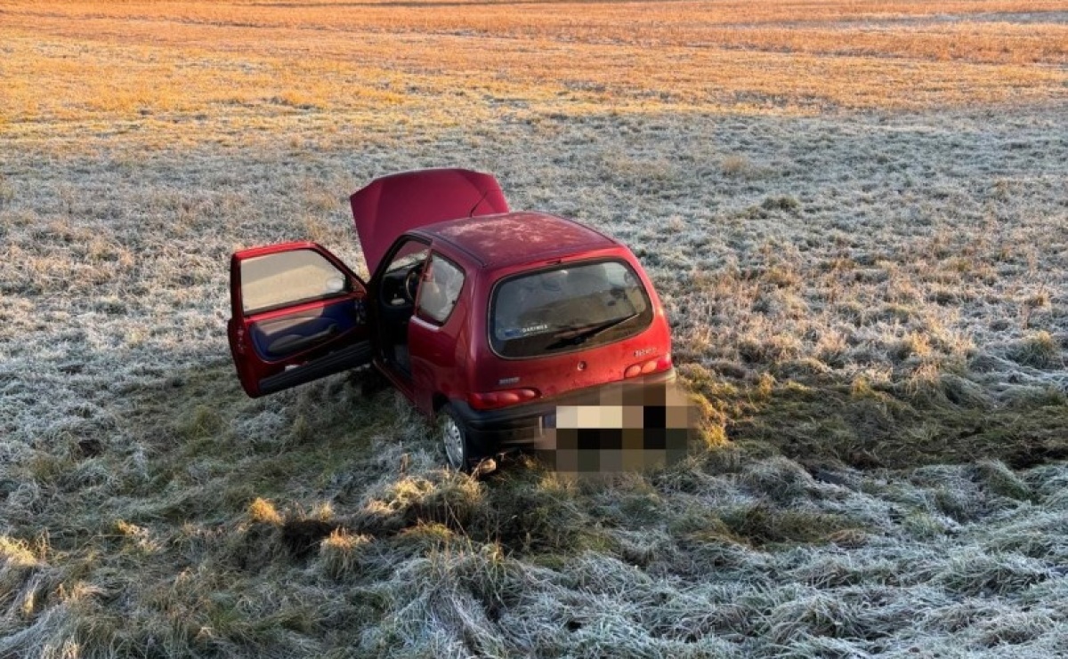 Fiat wypadł z jezdni na trasie Rudy-Ruda Kozielska - Serwis informacyjny z Raciborza - naszraciborz.pl