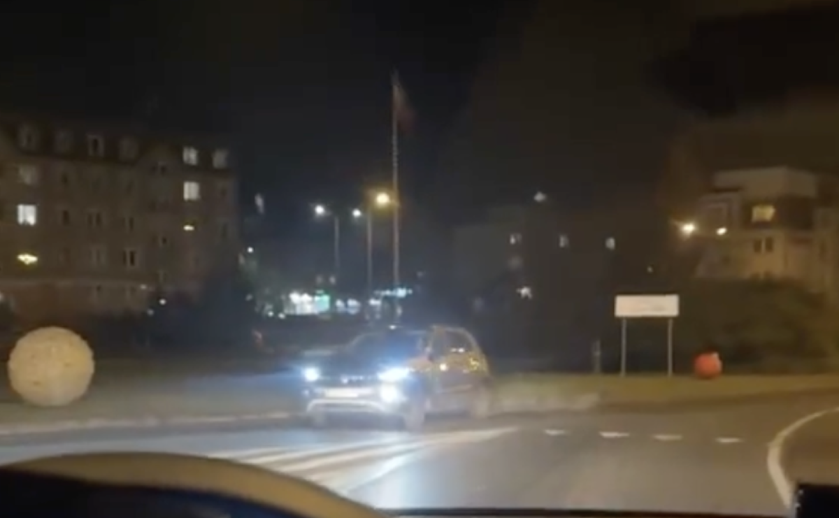 Kierowca jedzie pod prąd na rondzie Żołnierzy Niezłomnych w Raciborzu - Serwis informacyjny z Raciborza - naszraciborz.pl