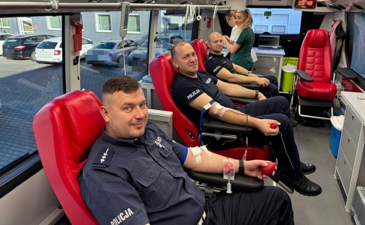 Policyjna kropla krwi. Akcja krwiodawcza w RKCiK - Serwis informacyjny z Raciborza - naszraciborz.pl