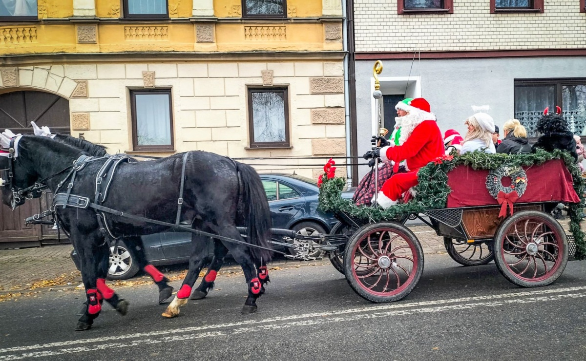 Uroczysta procesja św. Mikołaja w Krzanowicach tym razem z... - Serwis informacyjny z Raciborza - naszraciborz.pl
