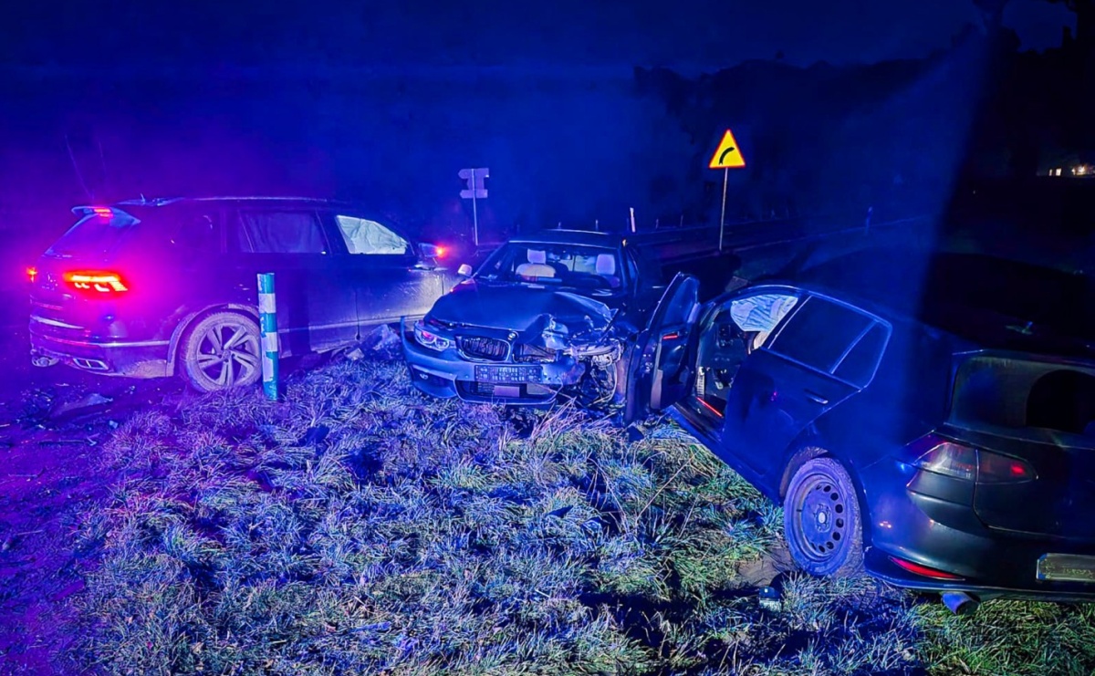 Zderzenie trzech samochodów na DK 45 w Rudniku [FOTO] - Serwis informacyjny z Raciborza - naszraciborz.pl