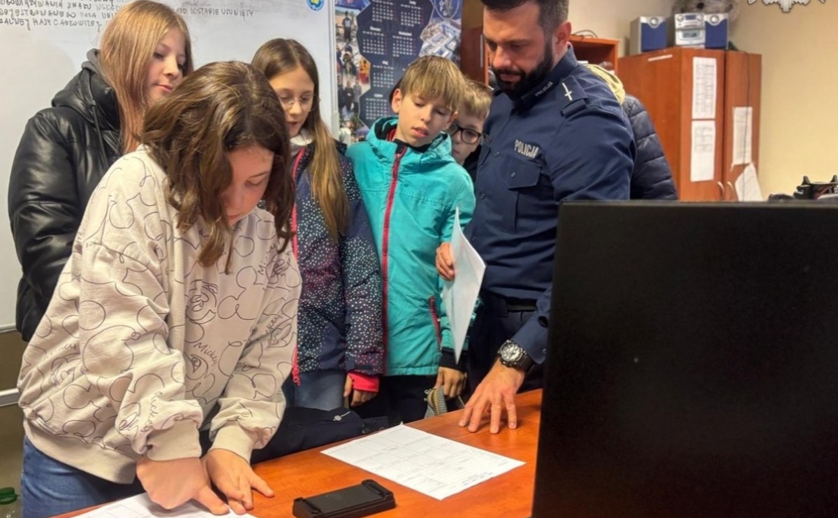 Uczniowie SP4 z wizytą w raciborskiej komendzie policji - Serwis informacyjny z Raciborza - naszraciborz.pl