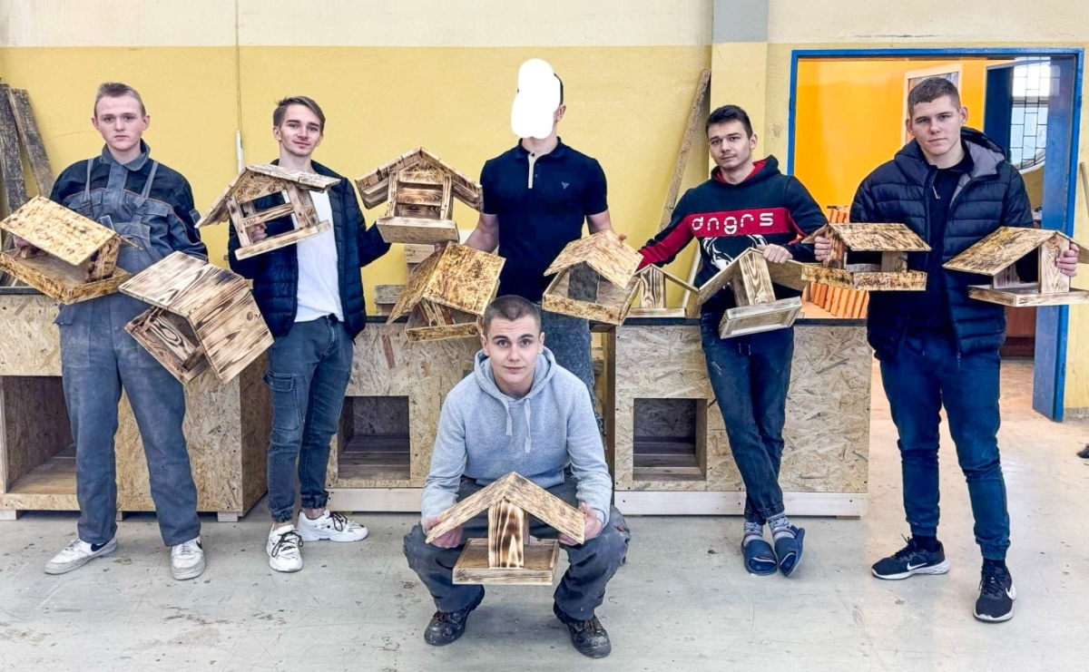 Wychowankowie poprawczaka przygotowali karmniki dla ptaków - Serwis informacyjny z Raciborza - naszraciborz.pl