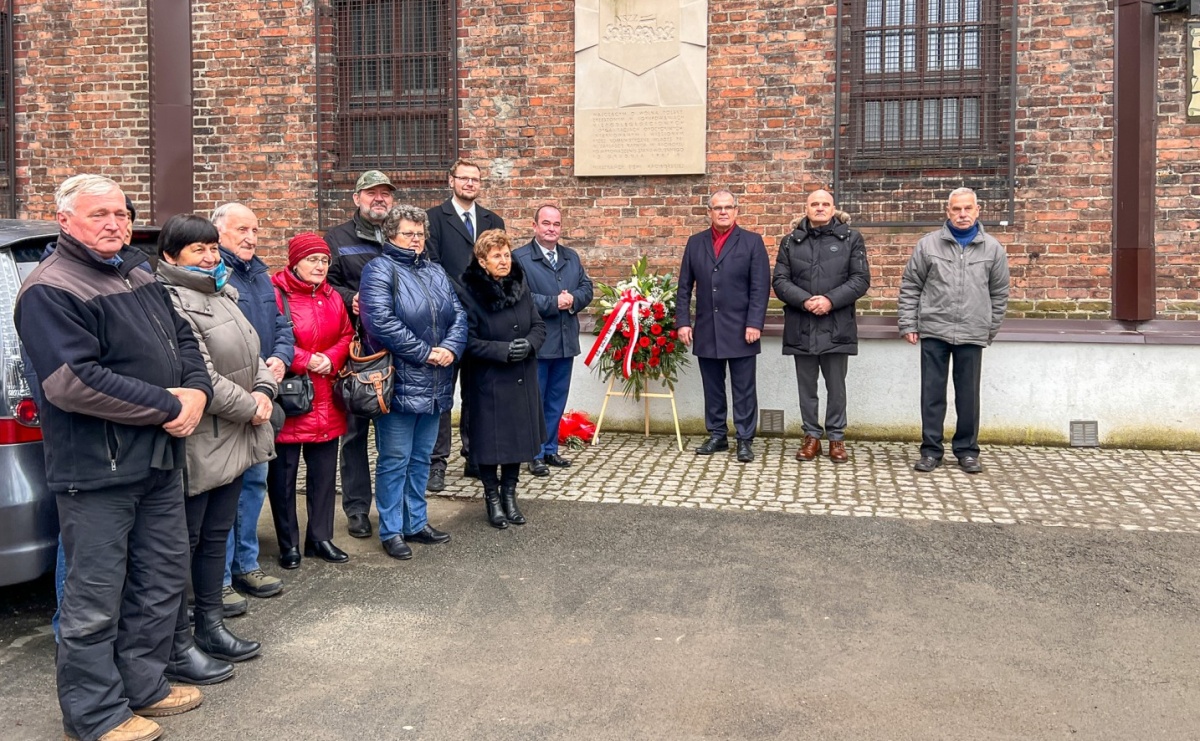 Skromna uroczystość pod tablicą upamiętniającą ofiary reżimu komunistycznego, więzione w raciborskim ZK - Serwis informacyjny z Raciborza - naszraciborz.pl