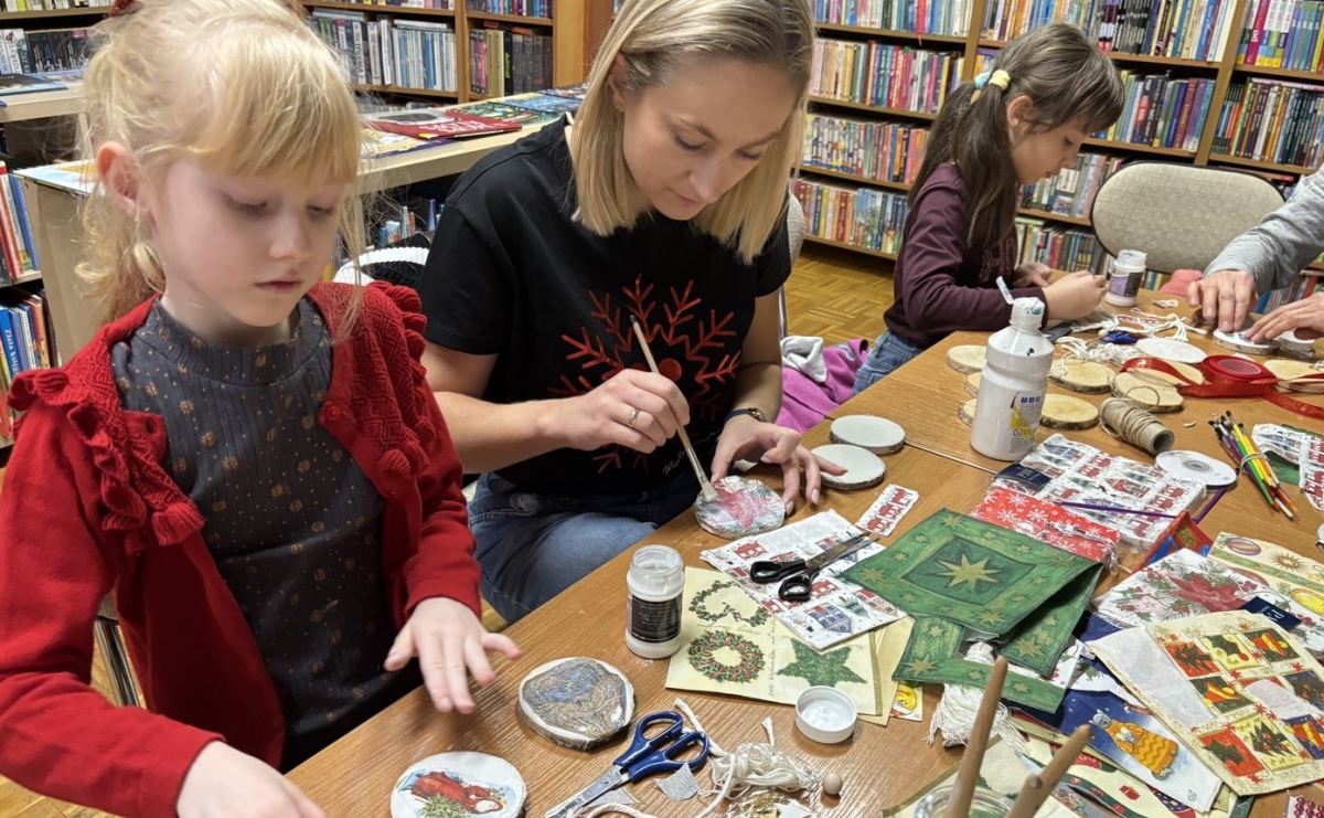 Biblioteka stroi (się) na Święta, czyli grudniowe warsztaty rękodzieła - Serwis informacyjny z Raciborza - naszraciborz.pl