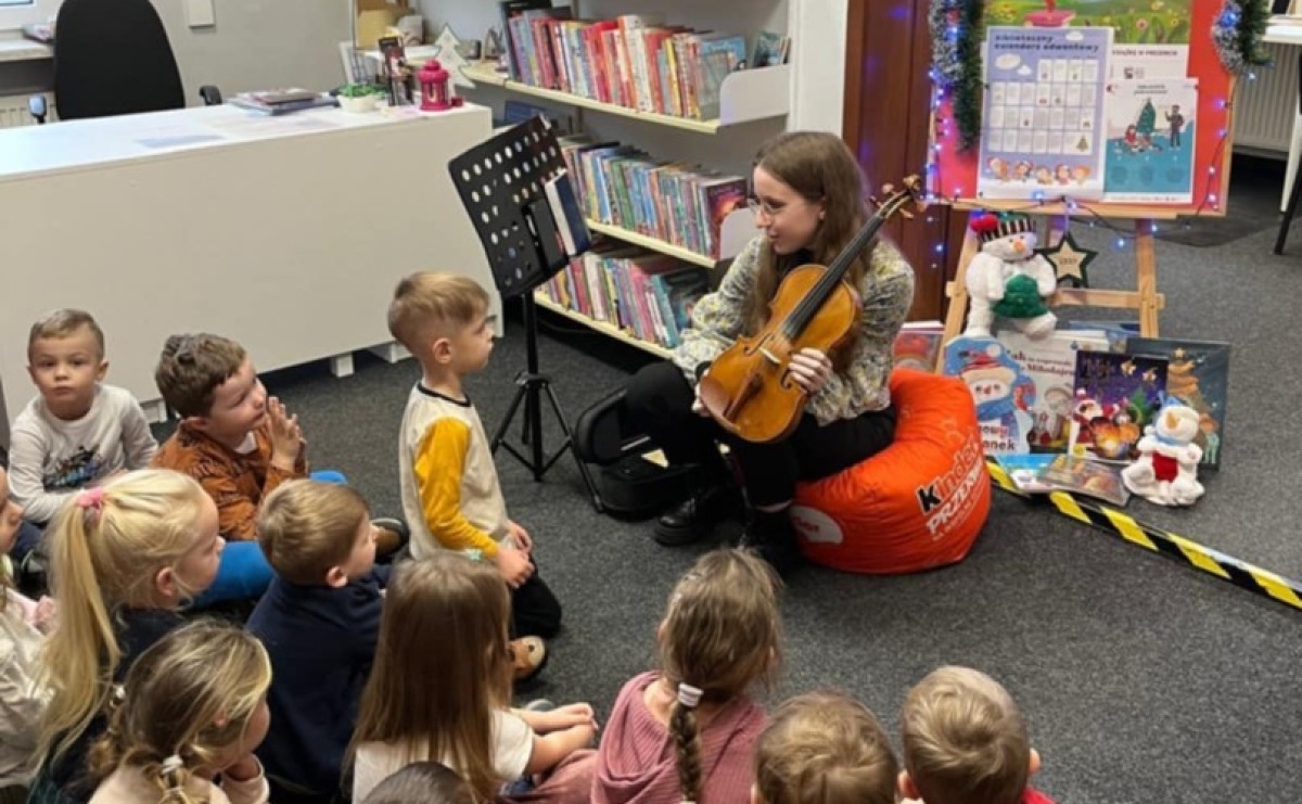 Skrzypce i magia dźwięku – wyjątkowe spotkanie grup Żabki i Krasnoludki - Serwis informacyjny z Raciborza - naszraciborz.pl