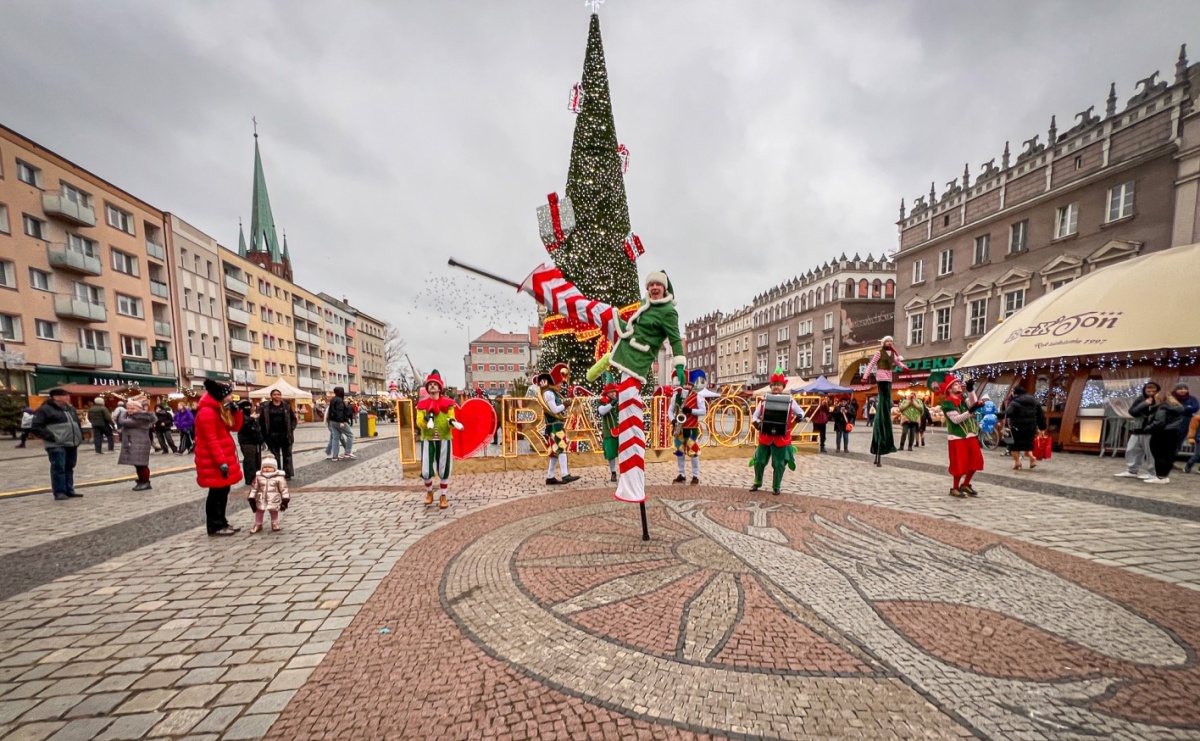 Drugi weekend jarmarku na Rynku. Cyrkowcy, darmowy bigos i zjeżdżalnia - Serwis informacyjny z Raciborza - naszraciborz.pl