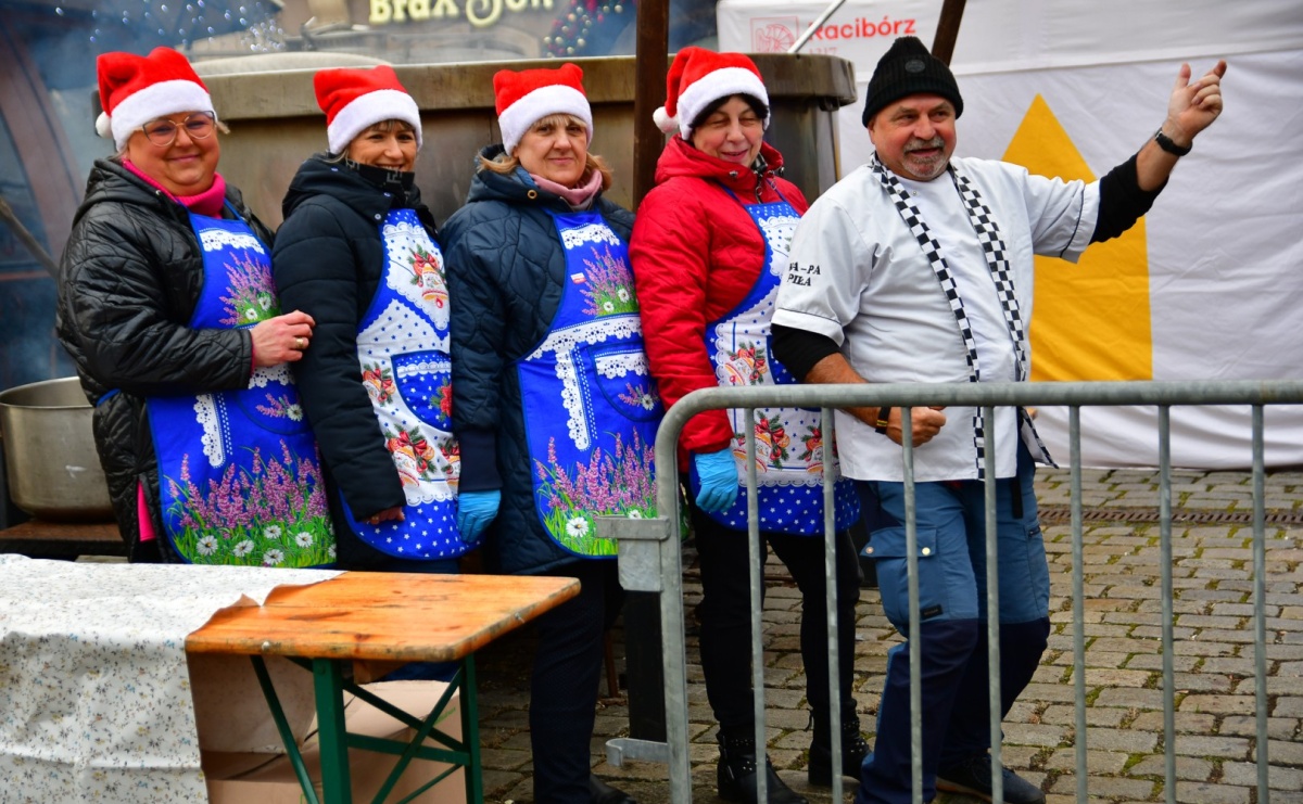 Trzy tysiące porcji bigosu na raciborskim rynku - Serwis informacyjny z Raciborza - naszraciborz.pl