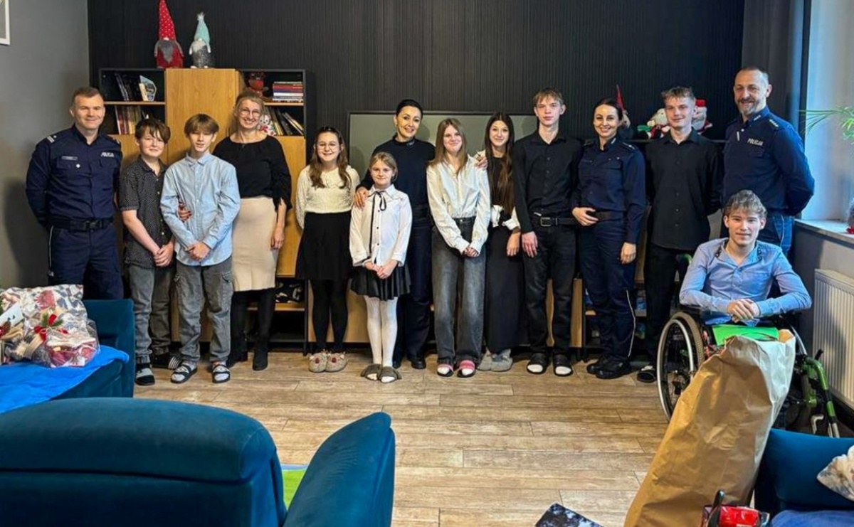 Słodki prezent mundurowych dla dzieci w Samborowicach i Cyprzanowie - Serwis informacyjny z Raciborza - naszraciborz.pl