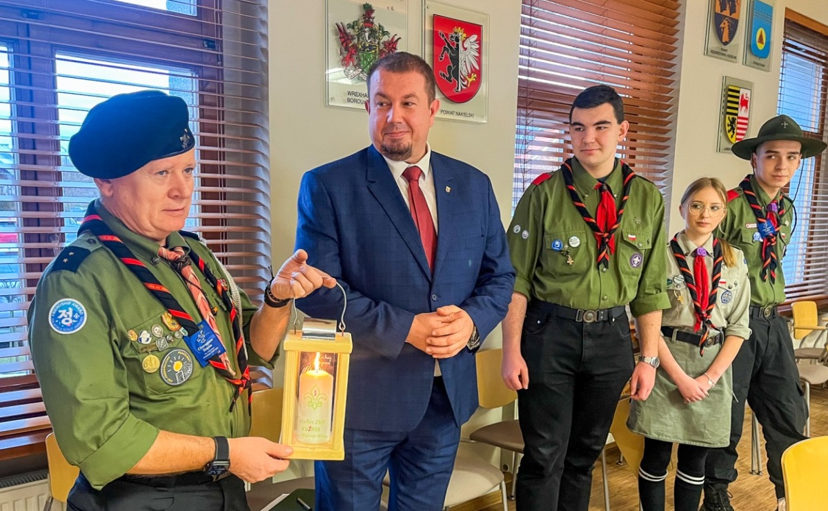 Betlejemskie światło pokoju dotarło do Starostwa. Jest symbolem nadziei i jedności - Serwis informacyjny z Raciborza - naszraciborz.pl