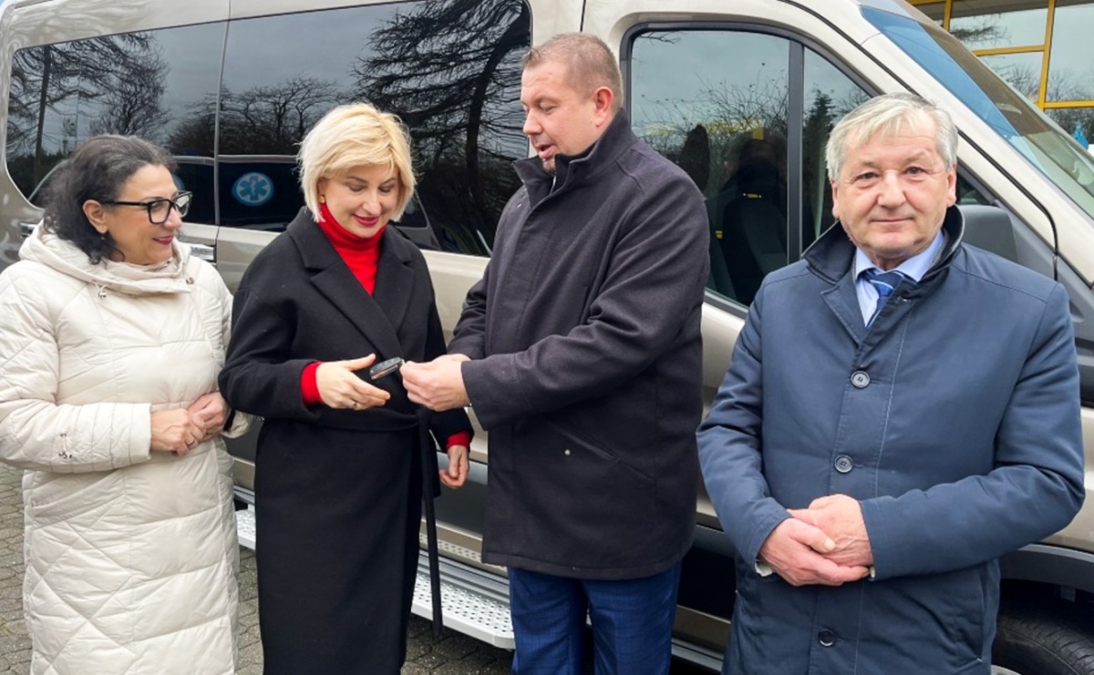 Nowy samochód dla DPS Złota Jesień w Raciborzu - Serwis informacyjny z Raciborza - naszraciborz.pl