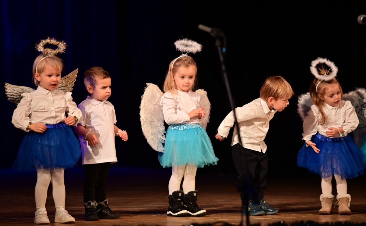 Przedszkolaki z Trzynastki rozgrzały serca kolędami i pastorałkami w RCK - Serwis informacyjny z Raciborza - naszraciborz.pl