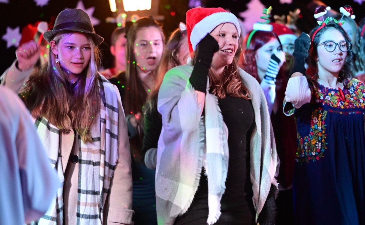 Przemiana, nadzieja, miłość. Opowieść wigilijna na scenie SP 13 - Serwis informacyjny z Raciborza - naszraciborz.pl