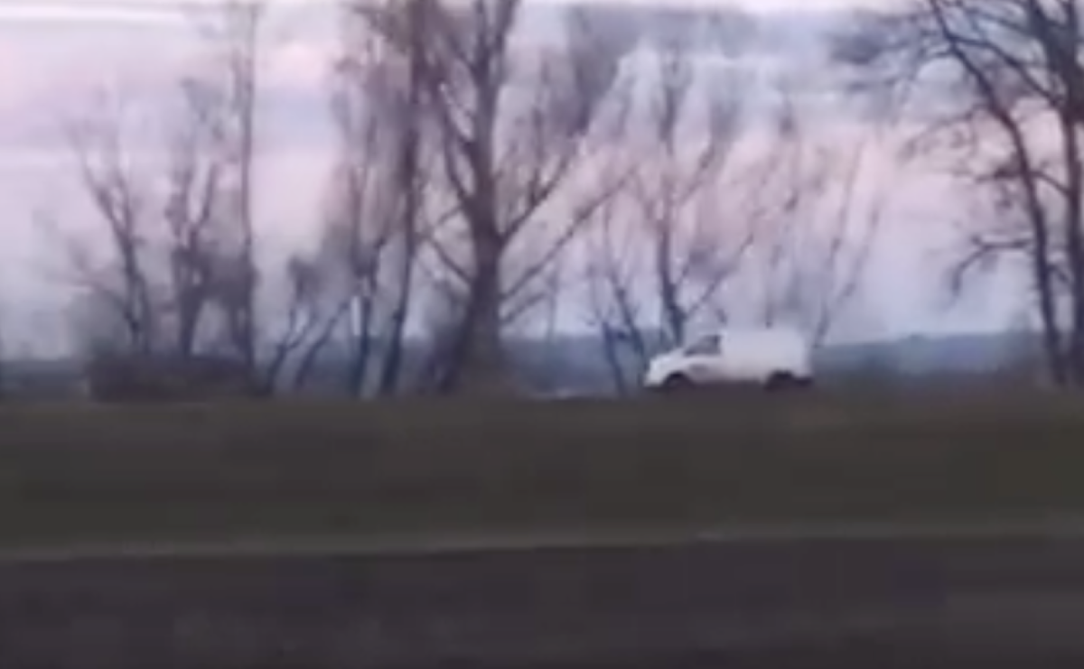 Nieoznakowany dostawczak na ścieżce rowerowej. Czytelnik alarmuje o niszczeniu wałów - Serwis informacyjny z Raciborza - naszraciborz.pl