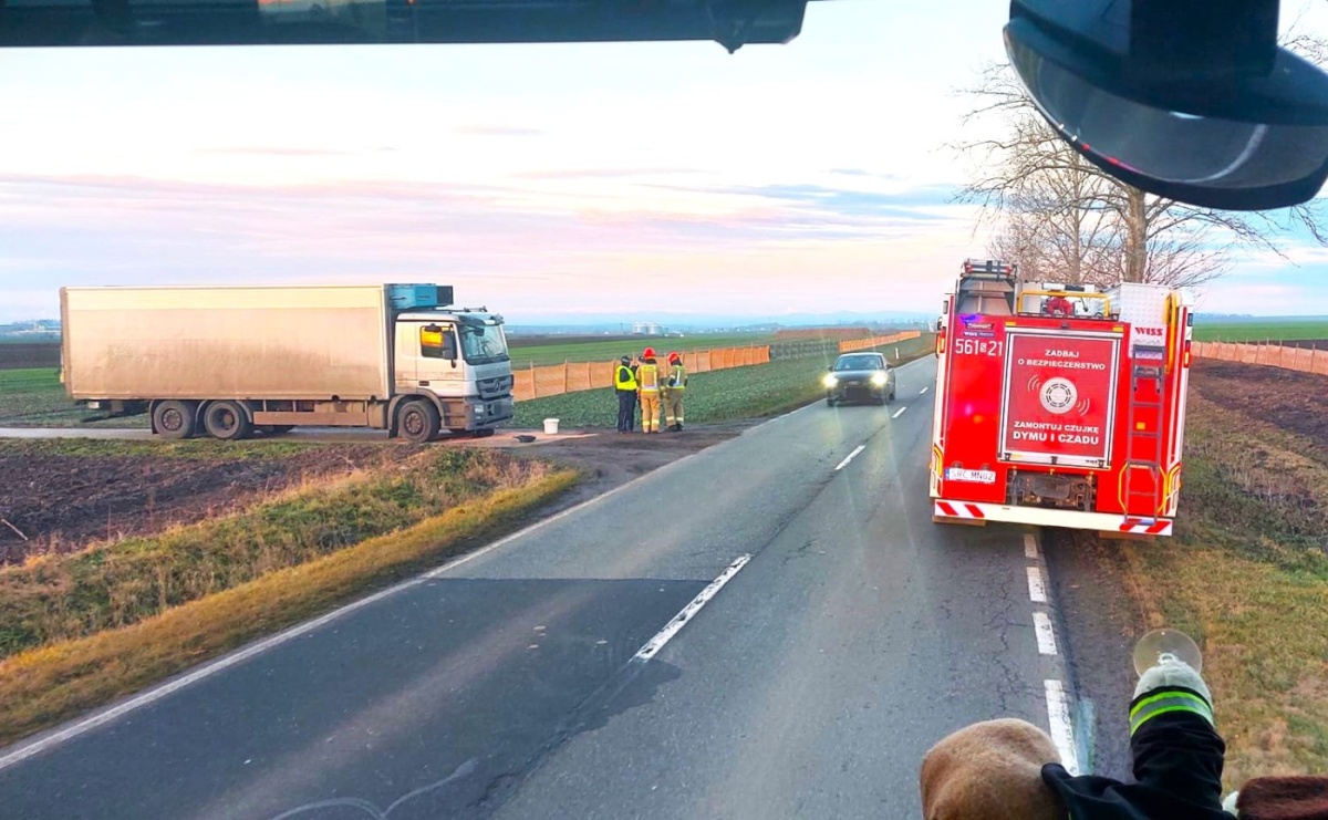 Raport 998. Wyciek paliwa z ciężarówki w Pietrowicach Wielkich - Serwis informacyjny z Raciborza - naszraciborz.pl